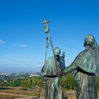 Statuile pelerinilor de pe Monte do Gozo indică destinația mult așteptată. De aici se zăresc pentru prima dată turnurile Catedralei din Santiago de Compostela, aflată la aproximativ o oră de mers pe jos