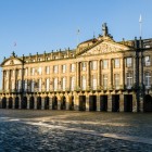 Il Palacio de Raxoi domina la Plaza del Obradoiro con la sua elegante facciata neoclassica. Oggi ospita il Municipio di Santiago e la Presidenza della Galizia.Il Palacio de Raxoi domina la Plaza del Obradoiro con la sua elegante facciata neoclassica. Oggi ospita il Municipio di Santiago e la Presidenza della Galizia.Il Palacio de Raxoi domina la Plaza del Obradoiro con la sua elegante facciata neoclassica. Oggi ospita il Municipio di Santiago e la Presidenza della Galizia.