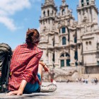Plaza del Obradoiro, inima monumentală a orașului Santiago de Compostela, se deschide spre fațada barocă a catedralei, unde Camino își încheie drumul.