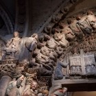Porticul Gloriei, capodopera Maestrului Mateo, întâmpină pelerinii cu peste 200 de figuri sculptate. O capodoperă romanică ce ilustrează triumful credinței și Judecata de Apoi.