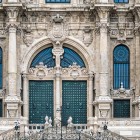 Portalul principal al Catedralei din Santiago de Compostela impresionează prin bogăția decorațiunilor baroce. De secole întâmpină pelerini din întreaga Europă la finalul Camino.