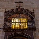 Recinta cu cocoșul și găina amintește de faimosul Miracol al Pelerinului. Și astăzi este unul dintre cele mai sugestive simboluri ale Catedralei din Santiago și ale Liturghiei Pelerinului.