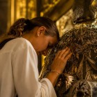 Tradiționala îmbrățișare a statuii Sfântului Iacob, aflată în spatele altarului principal al Catedralei din Santiago, este unul dintre cele mai emoționante ritualuri ale Camino, simbol al credinței, recunoștinței și împlinirii pelerinajului.