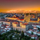 Catedrala din Santiago de Compostela domină inima orașului prin impunătoarea sa fațadă barocă. De secole întâmpină pelerini din întreaga Europă și este simbolul autentic al Camino de Santiago.