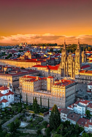 Catedrala din Santiago de Compostela domină inima orașului prin impunătoarea sa fațadă barocă. De secole întâmpină pelerini din întreaga Europă și este simbolul autentic al Camino de Santiago.