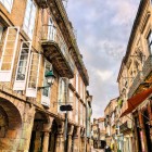 Printre porticuri din piatră și fațade elegante, centrul istoric din Santiago de Compostela, inclus în Patrimoniul Mondial UNESCO, păstrează întregul farmec al arhitecturii sale tradiționale.