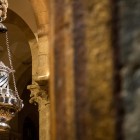Celebrul Botafumeiro din Catedrala din Santiago de Compostela se leagănă prin navă în timpul Liturghiei Pelerinului, oferind unul dintre cele mai emoționante ritualuri ale Camino.