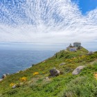 Promontoriul Capului Finisterre domină Oceanul Atlantic, între stânci și pajiști înflorite, în locul considerat timp de secole capătul lumii.
