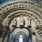 Portalul romanic al Capelei Corticela din Catedrala din Santiago de Compostela păstrează elegante sculpturi medievale și remarcabile simboluri ale credinței.
