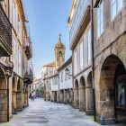 În centrul istoric din Santiago de Compostela, Rua Nova conduce spre Biserica Santa María Salomé, printre porticuri din piatră și străduțe cu farmec medieval.