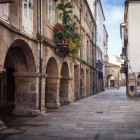 Printre porticuri din piatră și străduțe pietruite, centrul istoric pietonal din Santiago de Compostela te invită la o plimbare prin secole de istorie și autentică viață galiciană.