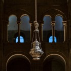 Botafumeiro este suspendat în nava Catedralei din Santiago de Compostela, pregătit să se înalțe în timpul Liturghiei Pelerinului, simbol al unei tradiții vechi de secole.