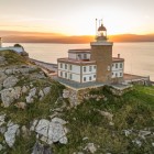 Farul de la Capul Finisterre se înalță pe o peninsulă stâncoasă deasupra Atlanticului, în locul considerat odinioară legendara „margine a lumii”.