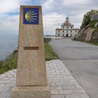Borna cu scoica Camino de Santiago marchează ultima porțiune spre Capul Finisterre, acolo unde drumul întâlnește Oceanul Atlantic.