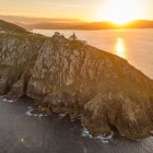 Farul de la Capul Finisterre domină stâncile Costa da Morte la apus, acolo unde Camino de Santiago își găsește impresionantul final pe țărmul Oceanului Atlantic.