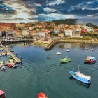 Pitorescul port din Finisterre, pe Costa da Morte din Galicia, primește ambarcațiuni de pescuit și de agrement într-unul dintre cele mai simbolice locuri de după Santiago de Compostela.