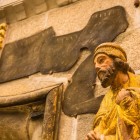 Profetul Ezechiel îi întâmpină pe pelerini în interiorul Porții Sfinte a Catedralei din Santiago de Compostela, între simboluri biblice și detalii sculptate cu măiestrie.