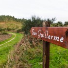 Indicatorul spre San Guillermo îi însoțește pe pelerini de-a lungul ultimelor poteci din Finisterre, printre peisaje de coastă și farmecul extremului vestic al Galiciei.
