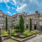 Piața Imaculatei, în inima orașului Santiago de Compostela, oferă un colț de liniște, cu grădini îngrijite, clădiri elegante din piatră și atmosfera autentică a orașului.