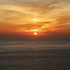 Soarele apune peste Oceanul Atlantic la Capul Finisterre, oferind un spectacol de lumină și culori care fascinează pelerini și călători de secole.