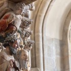 Un detaliu al Porticului Gloriei dezvăluie celebrele statui policrome sculptate de Maestrul Mateo, capodoperă a artei romanice din Catedrala din Santiago.