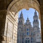 Arcul elegant al Pazo de Raxoi încadrează Catedrala din Santiago de Compostela din Praza do Obradoiro, oferind o perspectivă emblematică asupra inimii Camino de Santiago.