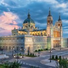 Catedrala Almudena domină centrul Madridului prin fațada neoclasică, turnurile gemene și cupola sa, îmbinând formele istoriste în armonie cu Palatul Regal din apropiere.