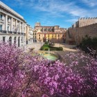 Din Plaza Adolfo Suárez, privirea cuprinde impunătoarele ziduri medievale ale Ávilei și majestuoasa Catedrală a Mântuitorului, simboluri ale orașului inclus în patrimoniul UNESCO.