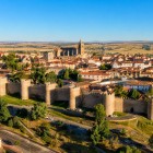 Impresionantele ziduri medievale din Ávila înconjoară centrul istoric inclus în Patrimoniul UNESCO, unul dintre cele mai bine păstrate ansambluri medievale din Spania.