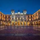 La lăsarea serii, fermecătoarea Plaza del Mercado Chico se luminează în fața Primăriei din Ávila, centrul vieții orașului, la câțiva pași de zidurile medievale UNESCO.