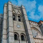 Catedrala Mântuitorului din Ávila, una dintre marile capodopere ale goticului spaniol, impresionează prin fațada impunătoare și rozasa sa magnifică din inima orașului UNESCO.