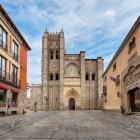 Catedrala Mântuitorului din Ávila domină centrul istoric prin impunătoarea sa fațadă romanică-gotică. Integrată în zidurile medievale, este unul dintre simbolurile orașului inclus în patrimoniul UNESCO.