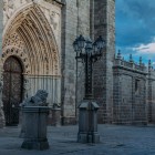 Elegantul portal gotic al Catedralei Mântuitorului din Ávila conduce spre unul dintre cele mai reprezentative monumente ale orașului, unde arta, credința și istoria se întâlnesc în situl UNESCO.