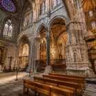 Interiorul Catedralei Mântuitorului din Ávila impresionează prin bolțile romanic-gotice, coloanele sculptate, vitraliile și altarele sale prețioase, în inima orașului inclus în patrimoniul UNESCO.