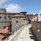 Plimbarea pe drumul de strajă al zidurilor medievale din Ávila oferă priveliști spre Catedrala Mântuitorului, un remarcabil monument romanic și gotic din centrul istoric UNESCO.