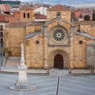 Biserica Sfântul Petru Apostolul domină piața omonimă din inima orașului Ávila. Rozasa impresionantă și fațada elegantă o transformă într-unul dintre cele mai frumoase exemple de arhitectură romanică din Spania.