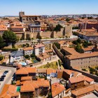 O priveliște spectaculoasă asupra centrului istoric din Ávila, înconjurat de impunătoarele ziduri medievale incluse în patrimoniul UNESCO. În fundal se înalță Catedrala Mântuitorului, simbolul orașului.