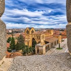 De pe vechile ziduri medievale ale Ávilei, priveliștea se deschide spre Catedrala Mântuitorului, capodoperă romanică și gotică ce domină centrul istoric inclus în patrimoniul UNESCO.