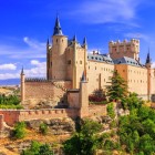 Alcázarul medieval din Segovia domină orașul de pe un promontoriu stâncos. Turnurile, zidurile și acoperișurile din ardezie spun povestea Castiliei.