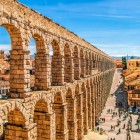 Impunătorul Apeduct Roman din Segovia, inclus în Patrimoniul UNESCO, traversează centrul orașului prin elegantele sale arcade din granit, simbol al ingineriei romane antice.