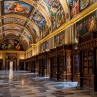 Biblioteca Regală a Mănăstirii El Escorial impresionează prin frescele renascentiste ale bolții, volumele istorice și eleganța unuia dintre cele mai prețioase interioare ale Spaniei.