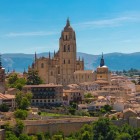 Catedrala din Segovia domină panorama orașului prin elegantul său turn și arhitectura gotică rafinată, încadrată de acoperișurile din teracotă și Sierra de Guadarrama.