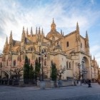 Elegantele turle ale Catedralei din Segovia se înalță spre cer, ilustrând măreția goticului spaniol în inima orașului inclus în Patrimoniul UNESCO.