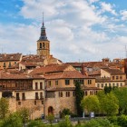 Deasupra acoperișurilor din teracotă ale centrului istoric se înalță turnul uneia dintre bisericile romanice din Segovia, mărturie a bogatului patrimoniu medieval al orașului.