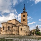 Absida romanică a Bisericii San Millán evocă originile medievale ale Segoviei. Zidurile masive din piatră și elegantul turn-clopotniță o transformă într-o bijuterie a stilului romanic castilian.