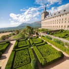 Grădinile geometrice ale Mănăstirii Regale El Escorial se deschid spre Sierra de Guadarrama, îmbinând eleganța renascentistă, natura și priveliștile spectaculoase.