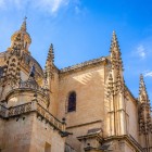 Între turle zvelte și detalii sculptate cu rafinament, Catedrala din Segovia exprimă eleganța goticului flamboyant, dominând centrul istoric prin silueta sa inconfundabilă.