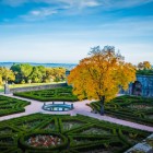 Fațada sud-vestică a Mănăstirii Regale San Lorenzo de El Escorial domină grădinile istorice elegante, oferind una dintre cele mai emblematice priveliști asupra Sierrei de Guadarrama.