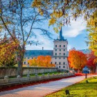 Aleeile interioare ale Mănăstirii Regale El Escorial se îmbracă în superbe culori de toamnă, oferind priveliști spre unul dintre simbolurile Renașterii spaniole