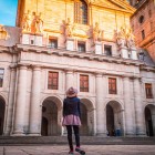 Fațada Bazilicii Mănăstirii Regale El Escorial domină Curtea Regilor, inima spirituală a ansamblului și o rafinată expresie a Renașterii spaniole.